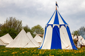 Zeltlager auf einer Blumenwiese bei einem Mittelalterfest