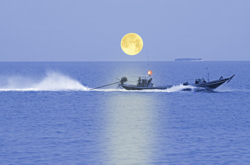 Fototapeta premium Long tail boat in the sea under full moon evening