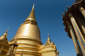 Obraz premium Golden stupa of Wat Phra Kaew in Grand Palace complex, Bangkok