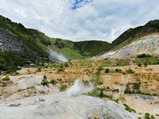 日本の大分県にある伽藍岳の噴火口跡
