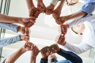 Business Leute mit geballten Fäusten im Kreis