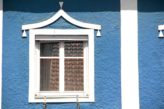 Fenster in blauer Fassade