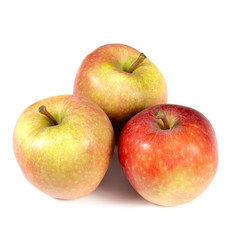 pommes rouges et vertes isolées sur un fond blanc