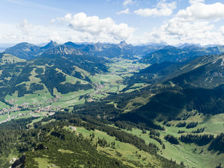 Fototapeta na wymiar Blick vom Iseler im Allgäu hinunter ins Tannheimer Tal