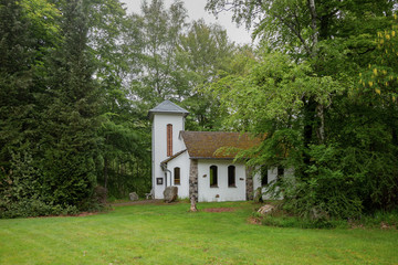 Fototapeta na wymiar Kleine Kirche im Buchhellertal in Burbach im Siegerland