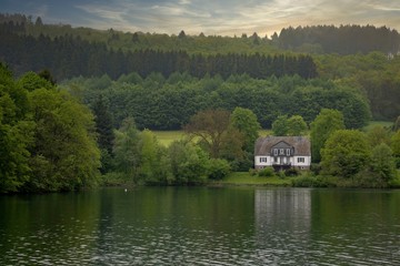 Obraz premium Haus am See im Abendlicht