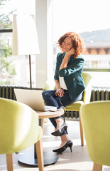 frau sitzt telefonierend im cafe