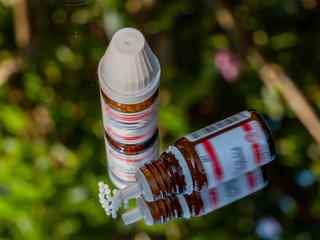 Plastikflaschen mit homöopathischem Globuli