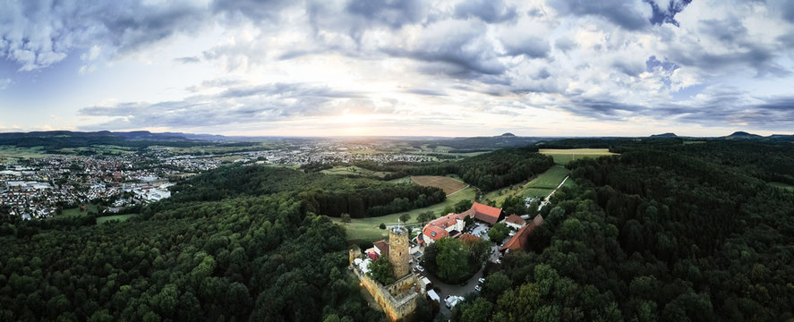 Drohnenaufnahme von Burg Staufeneck in G&ouml;ppingen