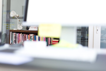 Bücherregal im Büro