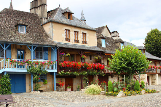 Maisons typiques fleuries sur la commune d'Argentat en Corrèze