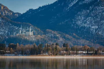 Blick zum Schloss Neuschwanstein vom Forggensee