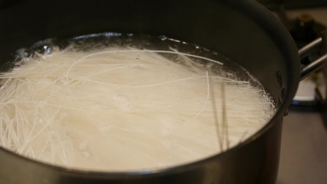 お湯が沸騰した鍋にそうめんを入れてる動画。