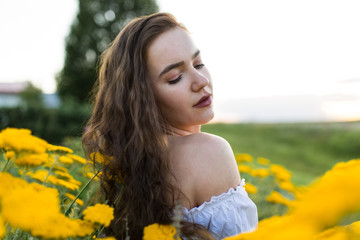 Junge Frau mit tollen Haaren in der Natur