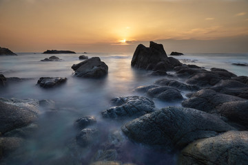 Fototapeta na wymiar 東シナ海に沈む夕日。日本の九州地方、熊本県天草の風景。 