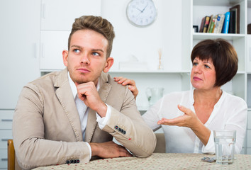 Obraz premium Mother calms the son and persuades him not to be upset