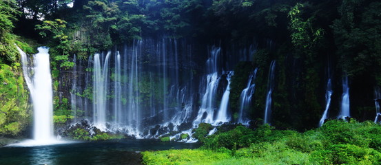 富士山の夏　天下の名瀑　白糸の滝　絹のような水流