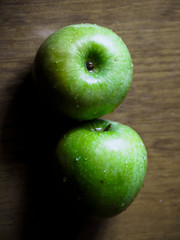 Manzanas verdes sobre una mesa de madera.