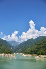 Obraz premium 夏の龍神湖（大町ダムのダム湖） 長野県大町市