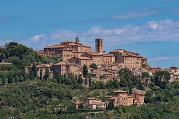 Fototapeta premium Panorama der Altstadt von Montepulciano in der Toskana in Italien