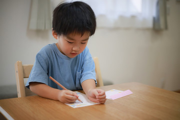 手紙を書く男の子