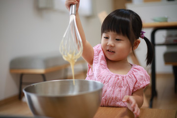 料理する女の子