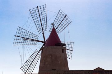 Marsala. Tipico mulino a vento presso le saline. 