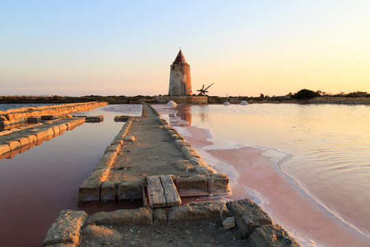 Antiche saline in disuso sull'Isola Lunga (Marsala). 