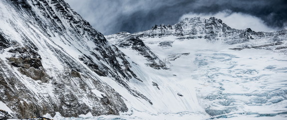 Riesige Lhotsewand mit Lager 3 in Sichtweite und die Kletterer als lange Schlange