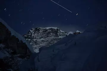 Papier Peint photo Lhotse 8516m MT. Lhotse et le beau ciel nocturne avec un météore