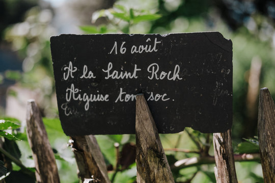 proverbe fran&ccedil;ais &eacute;crit sur une plaque en ardoise