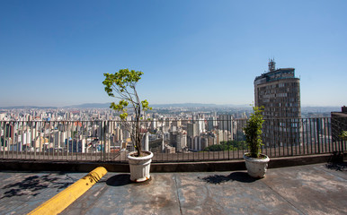 Visão aérea de São Paulo do ponto de vista do terraço do Edifício Copan, em dia ensolarado sem...