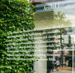 Artikel des Grundgesetz Deutschland an dem Kunstwerk Grundgesetz 49 in Berlin