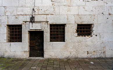Kerker mit Fenster und Tür