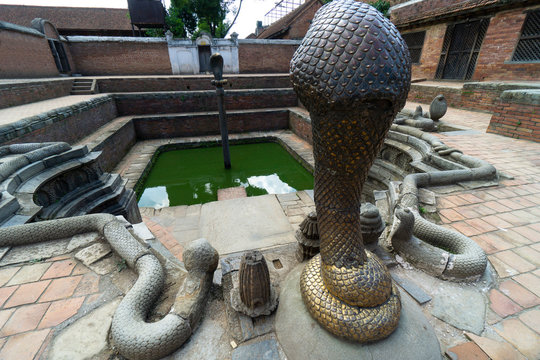 Nepal Dinaterni di Kathmandu Bhaktapur, temple Naga Pokhari.