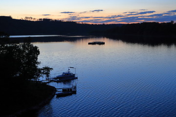 Blaue Stunde am Stausee mit Boot und Steg bei Sonnenuntergang und Abendrot an der Bleilochtalsperre in Saalburg, Th&uuml;ringen, Saale Stausee, Deutschland