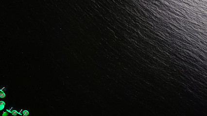 Office / Büro Collage / Hintergrund Bürosortiment auf schwarzem Hintergrund mit Reißzwecken und Freiraum für ihren Text (Copy Text) Licht von rechts oben