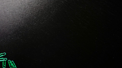 Office / Büro Collage / Hintergrund Bürosortiment auf schwarzem Hintergrund mit Büroklammer und Freiraum für ihren Text (Copy Text) mit licht von links oben