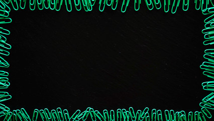 Office / Büro Collage / Hintergrund Bürosortiment auf schwarzem Hintergrund mit Büroklammer und Freiraum für ihren Text (Copy Text) bildet einen Rahmen