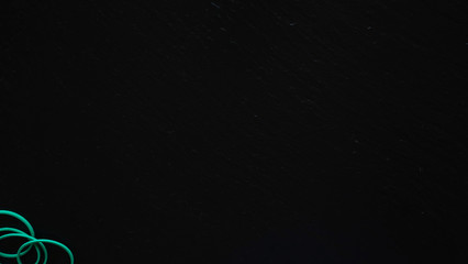 Office / Büro Collage / Hintergrund Bürosortiment auf schwarzem Hintergrund mit Gummiband und Freiraum für ihren Text (Copy Text)