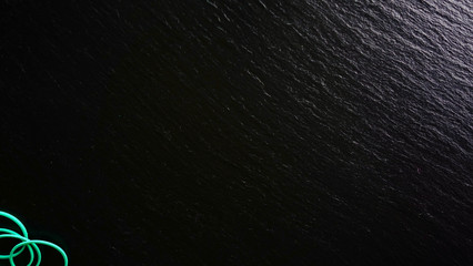 Office / Büro Collage / Hintergrund Bürosortiment auf schwarzem Hintergrund mit Gummiband und Freiraum für ihren Text (Copy Text) mit licht von rechts oben