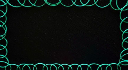 Office / Büro Collage / Hintergrund Bürosortiment auf schwarzem Hintergrund mit Gummiband und Freiraum für ihren Text (Copy Text) bildet einen Rahmen