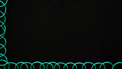 Office / Büro Collage / Hintergrund Bürosortiment auf schwarzem Hintergrund mit Gummiband und Freiraum für ihren Text (Copy Text) bildet einen Rahmen