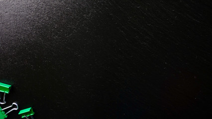 Office / Büro Collage / Hintergrund Bürosortiment auf schwarzem Hintergrund mit Binder-Clips und Freiraum für ihren Text (Copy Text) Licht von oben links