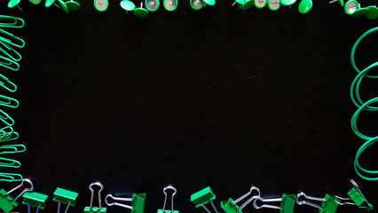 Office / Büro Collage / Hintergrund Bürosortiment auf schwarzem Hintergrund mit Gummiband, Reißzwecken, Büroklammern, Binder-Clips und Freiraum für ihren Text (Copy Text) bildet einen Rahmen