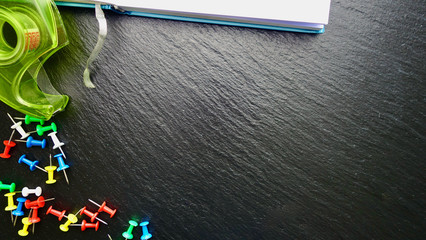 Office / Büro Collage / Hintergrund Bürosortiment auf schwarzem Hintergrund mit Pins, Tesaabroller, Notizbuch und Freiraum für ihren Text (Copy Text)