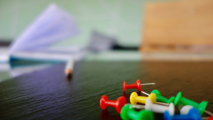 Office / Büro Collage / Hintergrund Bürosortiment auf schwarzem Hintergrund mit Pins, Notizbuch, Stift und Freiraum für ihren Text (Copy Text)