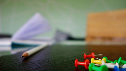 Office / Büro Collage / Hintergrund Bürosortiment auf schwarzem Hintergrund mit Pins, Notizbuch, Stift und Freiraum für ihren Text (Copy Text)