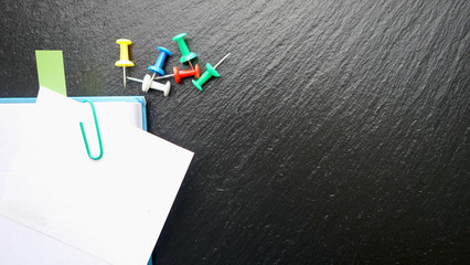 Office / Büro Collage / Hintergrund Bürosortiment auf schwarzem Hintergrund mit Büroklammer, Notizbuch, Stift und Freiraum für ihren Text (Copy Text)