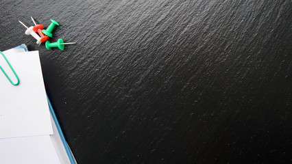 Office / Büro Collage / Hintergrund Bürosortiment auf schwarzem Hintergrund mit Büroklammer, Notizbuch, Stift und Freiraum für ihren Text (Copy Text)